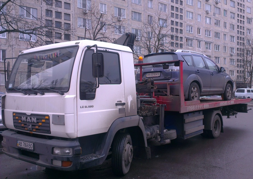 Эвакуатор перевозит автомобиль универсал Наш эвакуатор в Киеве перевозит автомобиль с кузовом универсал